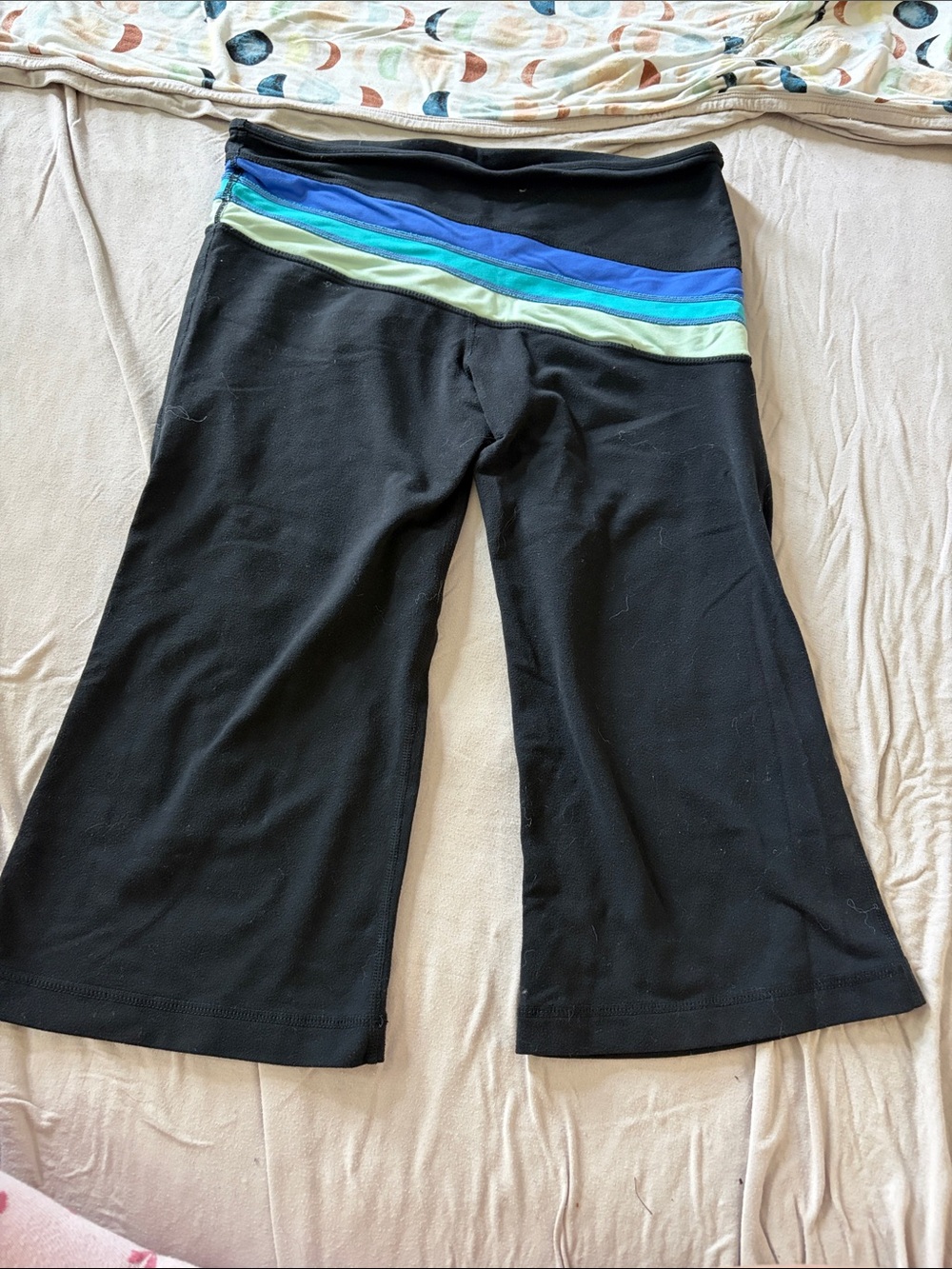 B64 Women’s Size 12 Flared Capri Pants by Lululemon w/ Blue and Teal Detailing